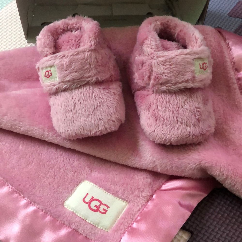 Baby UGG slippers with blanket.